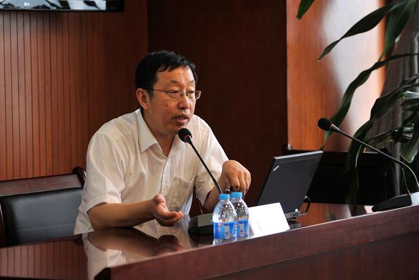 装备集团狄东仁总从水泥工艺出发向新员工讲解新型干法生产线主要设备、自主研发装备及水泥装备发展趋势。